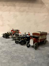 Auto giocattolo in latta