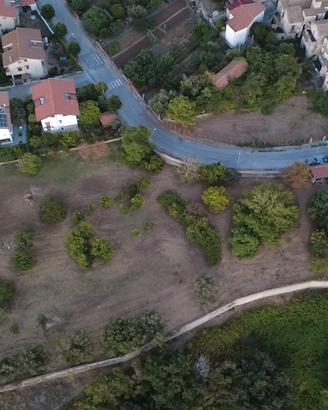 Terreno di 8.200 mq + edificio residenziale di 1.3