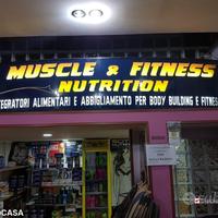 Via La Farina, locale con una luce su strada. 40