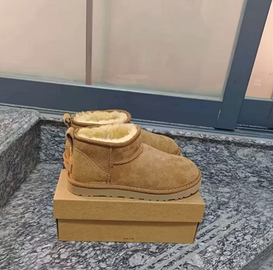 UGG Classic Ultr Mini (stivaletti da donna) EU 38