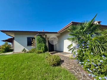 VILLA SINGOLA A PUEGNAGO SUL GARDA