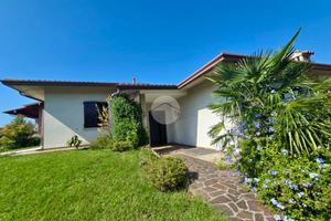 VILLA SINGOLA A PUEGNAGO SUL GARDA