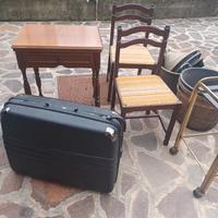 sedie tavolino valigia cesti