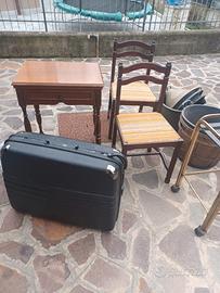 sedie tavolino valigia cesti