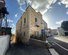 2 LOCALI A MONTE DI PROCIDA