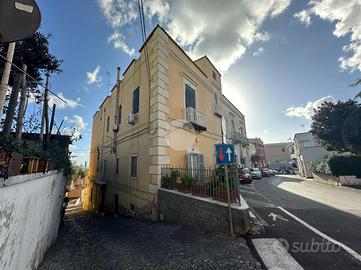 2 LOCALI A MONTE DI PROCIDA