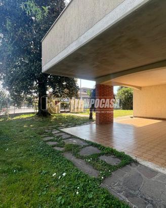 VILLA SINGOLA DI AMPIA METRATURA CON GIARDINO E TE