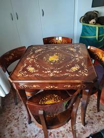 tavolo gioco con roulette corredata da quattro sed