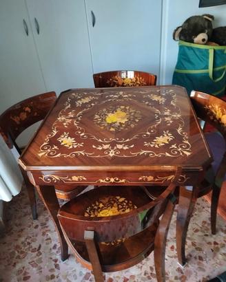 tavolo gioco con roulette corredata da quattro sed
