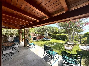 Villetta capo schiera con giardino