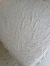 tovaglia ricamato a mano