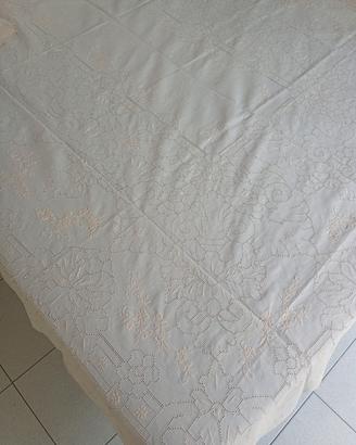 tovaglia ricamato a mano