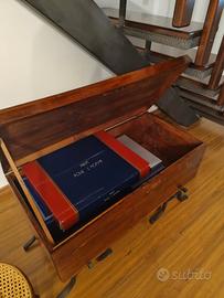 baule con trispiti d'appoggio e sedia