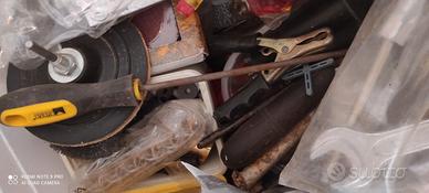 Cestone pieno di minuteria fai da te