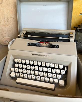 macchina da scrivere Olivetti 