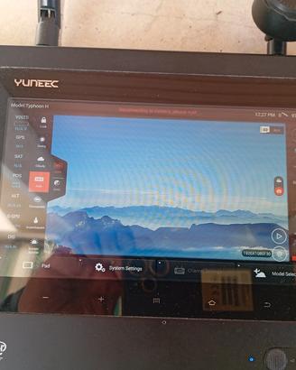 radiocomando yuneec + carica batteria nuovo.