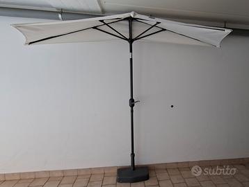 Ombrellone mezzaluna con base bianco panna