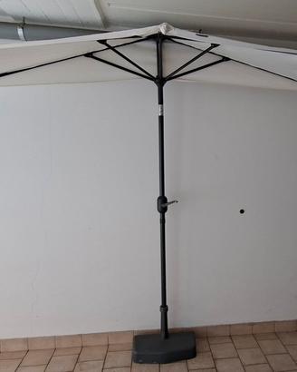 Ombrellone mezzaluna con base bianco panna
