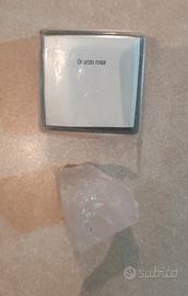 Il minerale della foto è un pezzo di quarzo rosa.