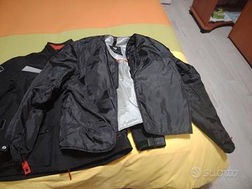pantaloni e giacca moto 