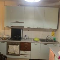 Cucina in ciliegio disposta su due lati . Bella