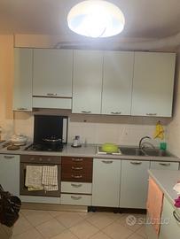 Cucina in ciliegio disposta su due lati . Bella