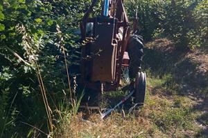 trattore om con braccio escavatote sva