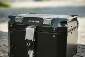 Bauletto alluminio nero Kappa 42 litri