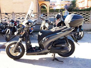 Honda SH 350 SPORT + Piaggio LIBERTY 50 S INCIDENT