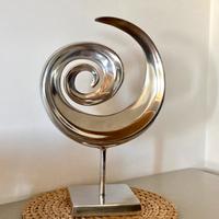 Scultura in metallo lucido, nuova