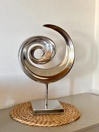 Scultura in metallo lucido, nuova