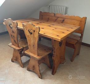 Tavolo con panca e due sedie stile rustico
