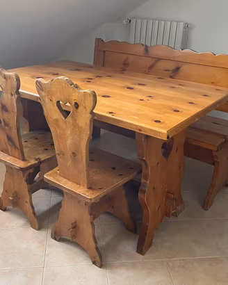 Tavolo con panca e due sedie stile rustico