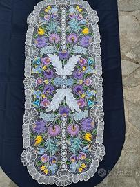 Grande centrotavola ricamato a mano 140 x 55 cm.