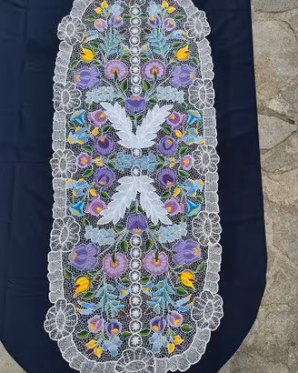 Grande centrotavola ricamato a mano 140 x 55 cm.