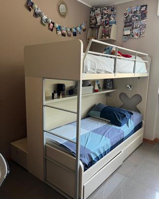 cameretta con letto a castello e armadio