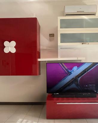 Mobile TV con pensile in colore rosso