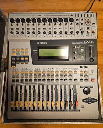 Mixer Yamaha 01V