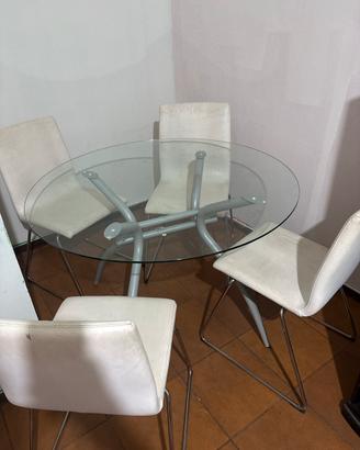 Mobile tv, mini bar e tavola da mangiare com sedie