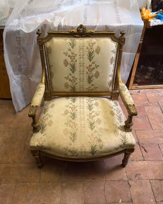 Poltrona antica Luigi XVI in legno intagliato