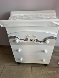 Fasciatoio con cassetti e vasca per il bagnetto