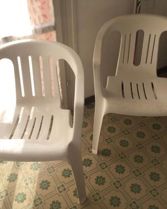 Sedie e tavolo in plastica bianco