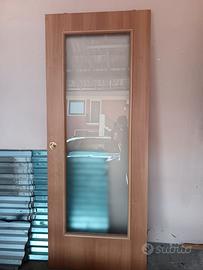 Porta scorrevole in legno chiaro e vetro satinato