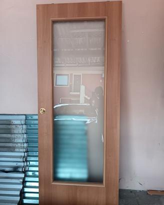 Porta scorrevole in legno chiaro e vetro satinato