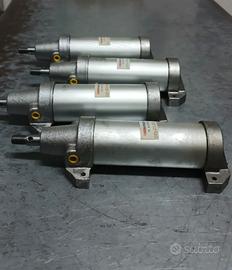 4 Cilindri pneumatici con piedini