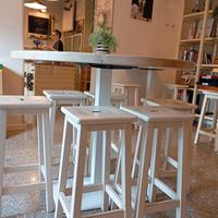 tavoli con sgabelli 