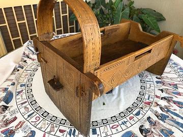 Antica culla albanese in legno intarsiato