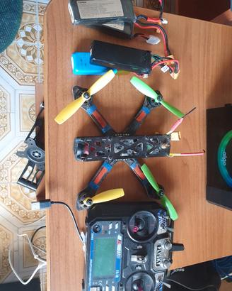 drone fpv con vari accessori