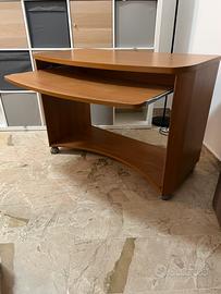 Scrivania con ripiano estraibile