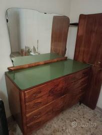 Mobiletto con specchio